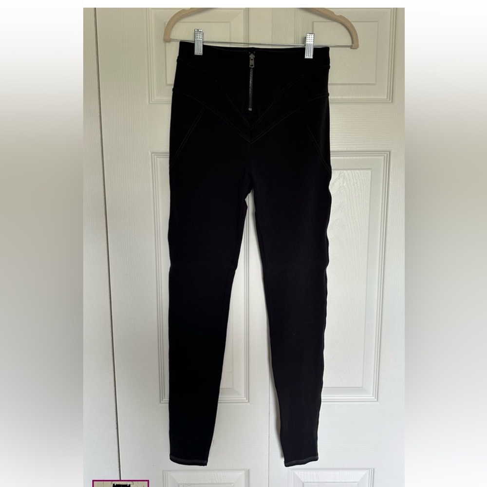 Alo yoga Black High-Waisted Leggings zipped up